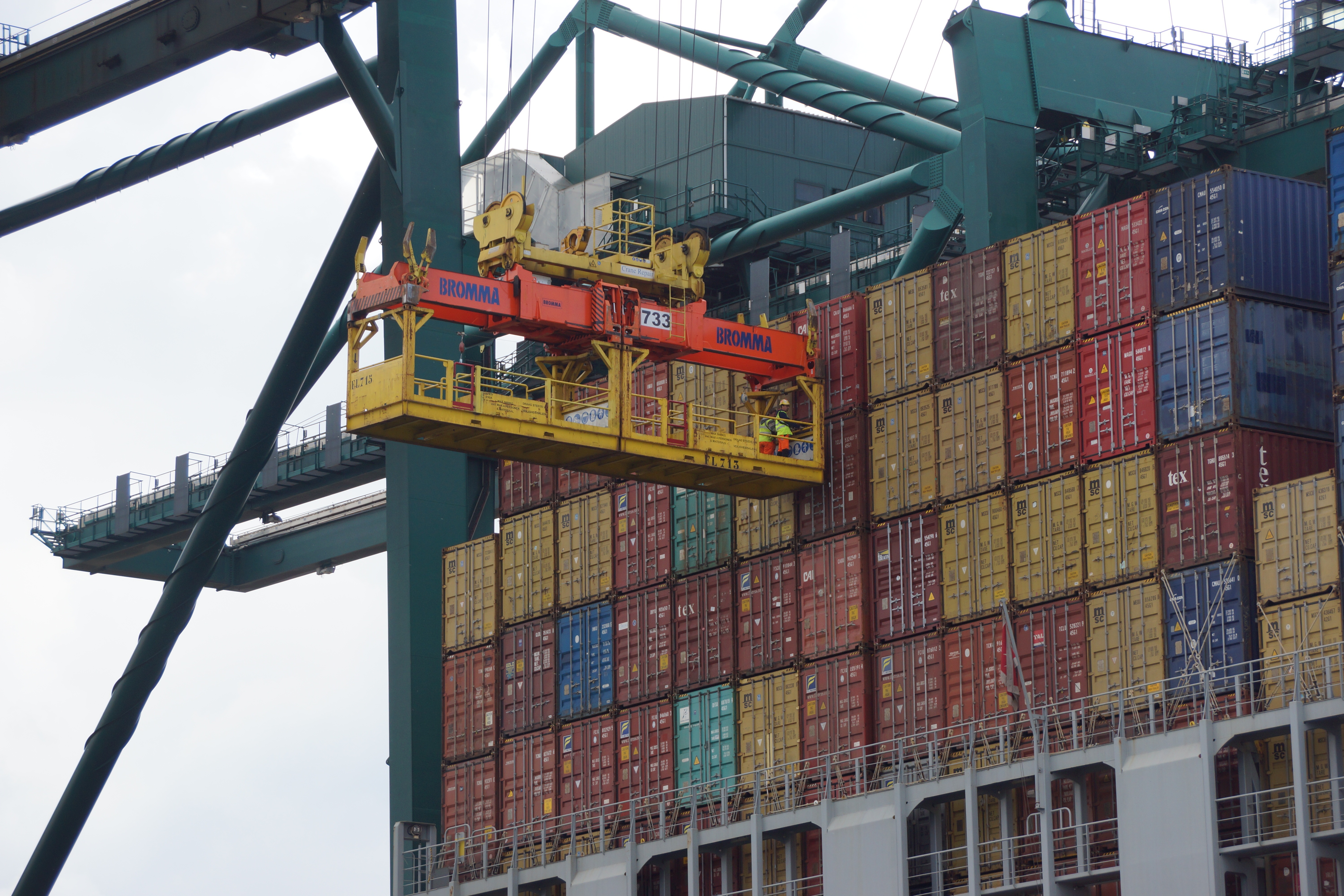 Macara portuară de mari dimensiuni încărcând containere pe un vas de marfă în Portul Constanța