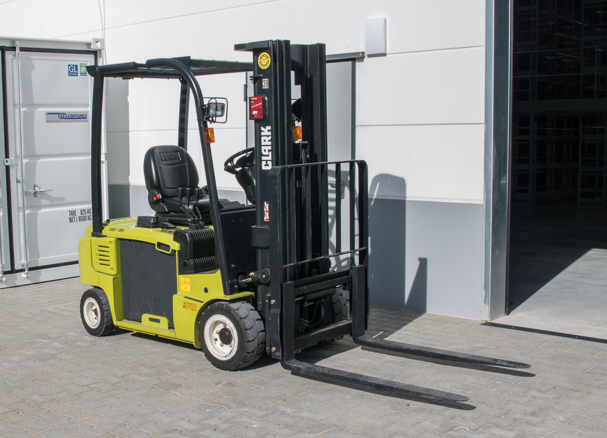 Stivuitor electric în depozitul de logistică vamală — manipulare mărfuri în așteptarea vămuirii